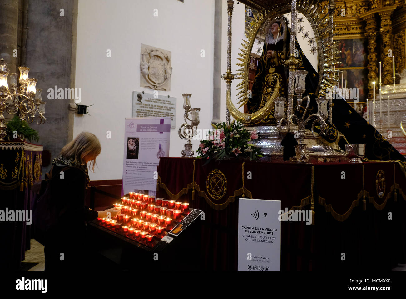 Tenerife, Isole Canarie, accendere una candela nella cappella di Nostra Signora dei Rimedi presso la Cattedrale di San Cristóbal de La Laguna. Foto Stock