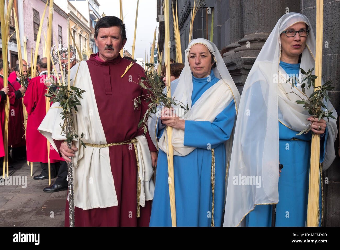 Tenerife, Isole Canarie, i funzionari della Chiesa sulla domenica delle Palme Settimana Santa processione nella città di Laguna. Foto Stock