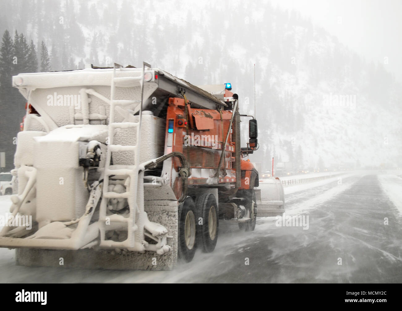 Colorado, spazzaneve sulla coperta di neve autostrada Foto Stock