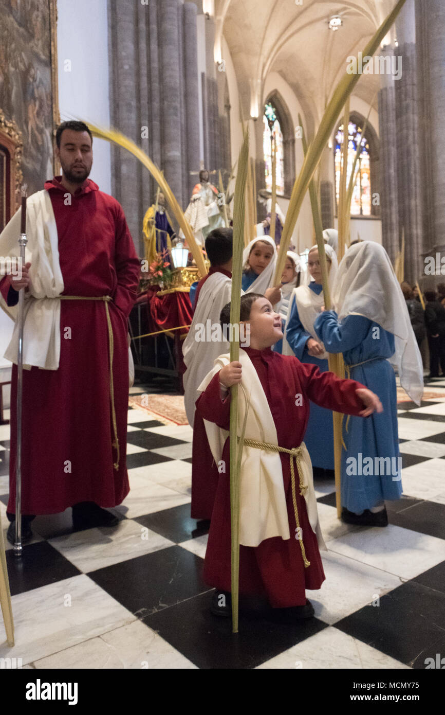 Tenerife, Isole Canarie, ragazze e ragazzi preparando a condurre la Domenica delle Palme Settimana Santa processione nella cattedrale di San Cristóbal de La Laguna. Foto Stock