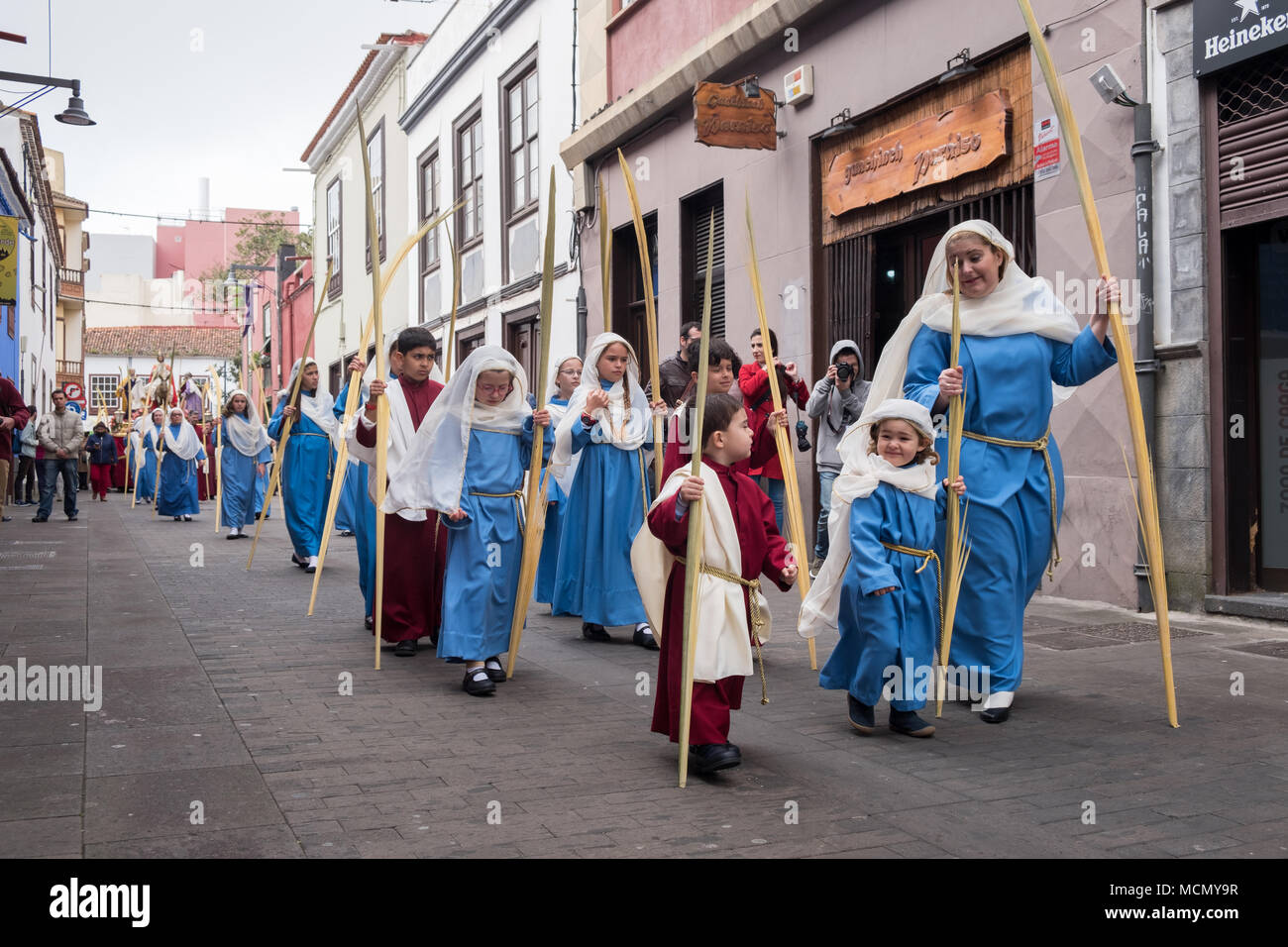 Tenerife, Isole Canarie, le ragazze e i ragazzi a piedi fuori della cattedrale di San Cristobal per condurre la Domenica delle Palme Settimana Santa processione per le strade di La Laguna. Foto Stock