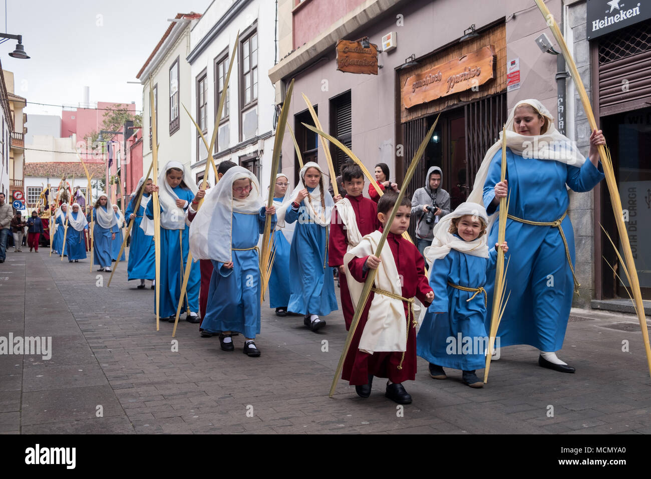 Tenerife, Isole Canarie, le ragazze e i ragazzi a piedi fuori della cattedrale di San Cristobal per condurre la Domenica delle Palme Settimana Santa processione per le strade di La Laguna. Foto Stock