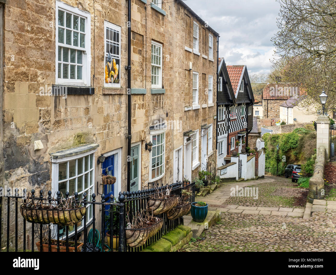 Edifici su Kirkgate e water bag Bank via acciottolata a Knaresborough North Yorkshire, Inghilterra Foto Stock