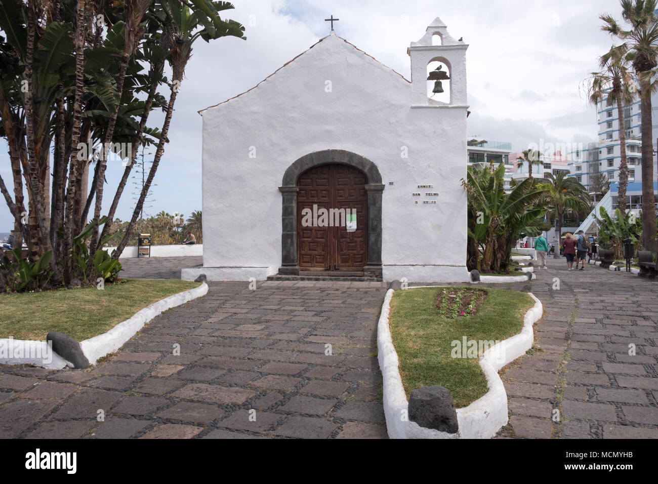 Puerto de la Cruz Tenerife Isole Canarie; una piccola chappel vicino al lungomare. Foto Stock