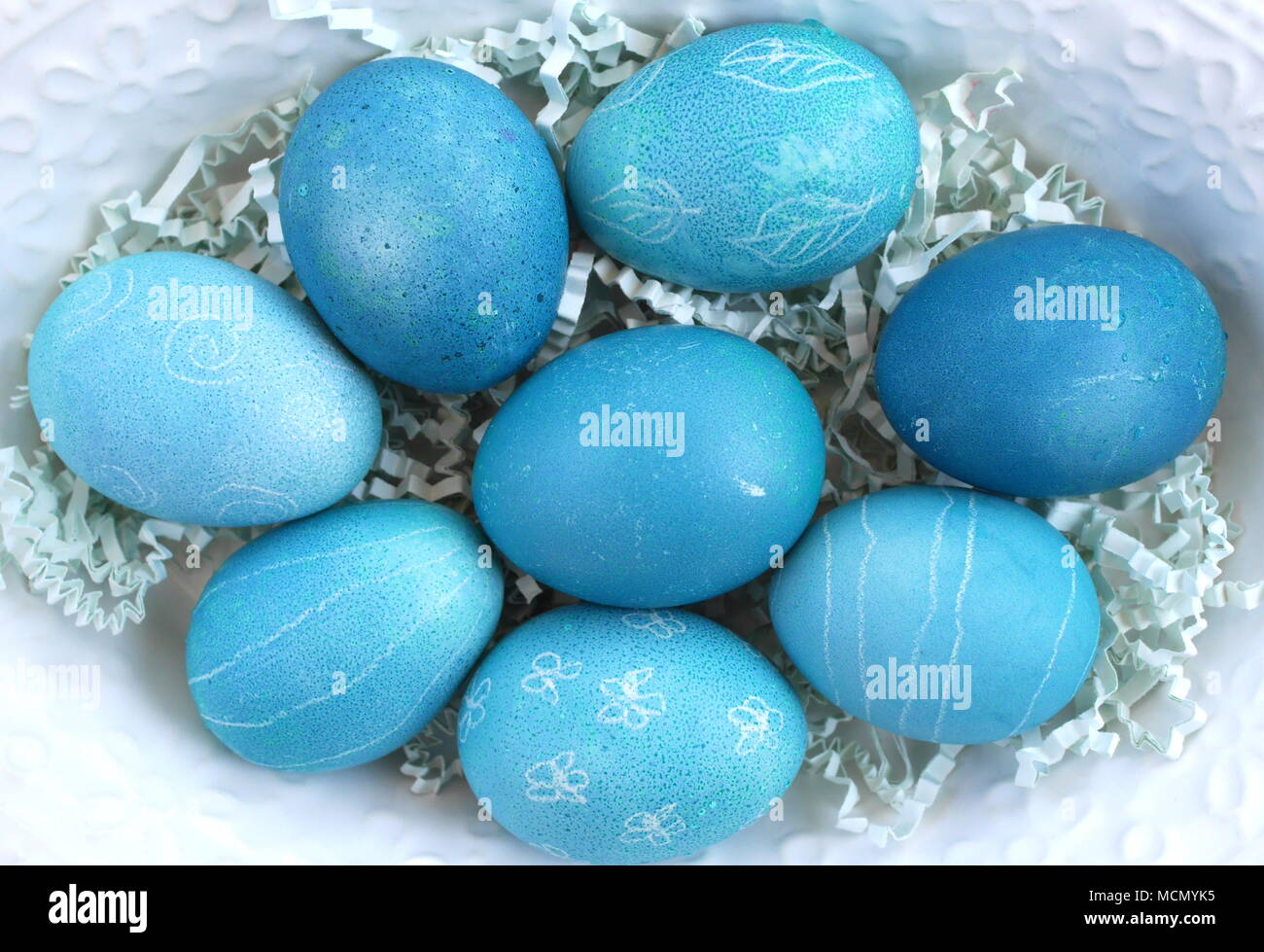 Tradizionale ungherese di uova di pasqua in una ciotola, sode e colorato con colorante naturale Foto Stock