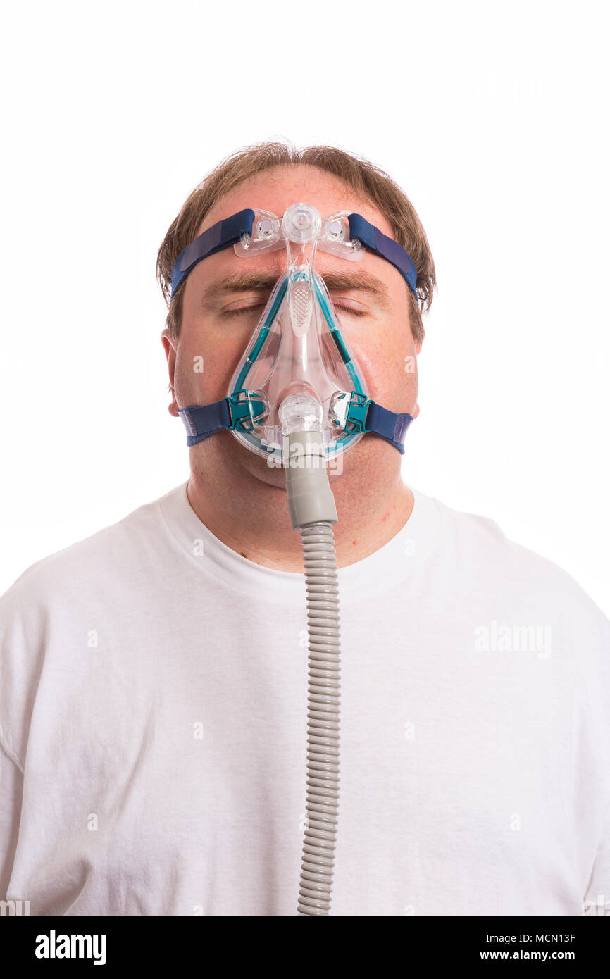 Uomo che indossa una apnea nel sonno Mask Foto Stock