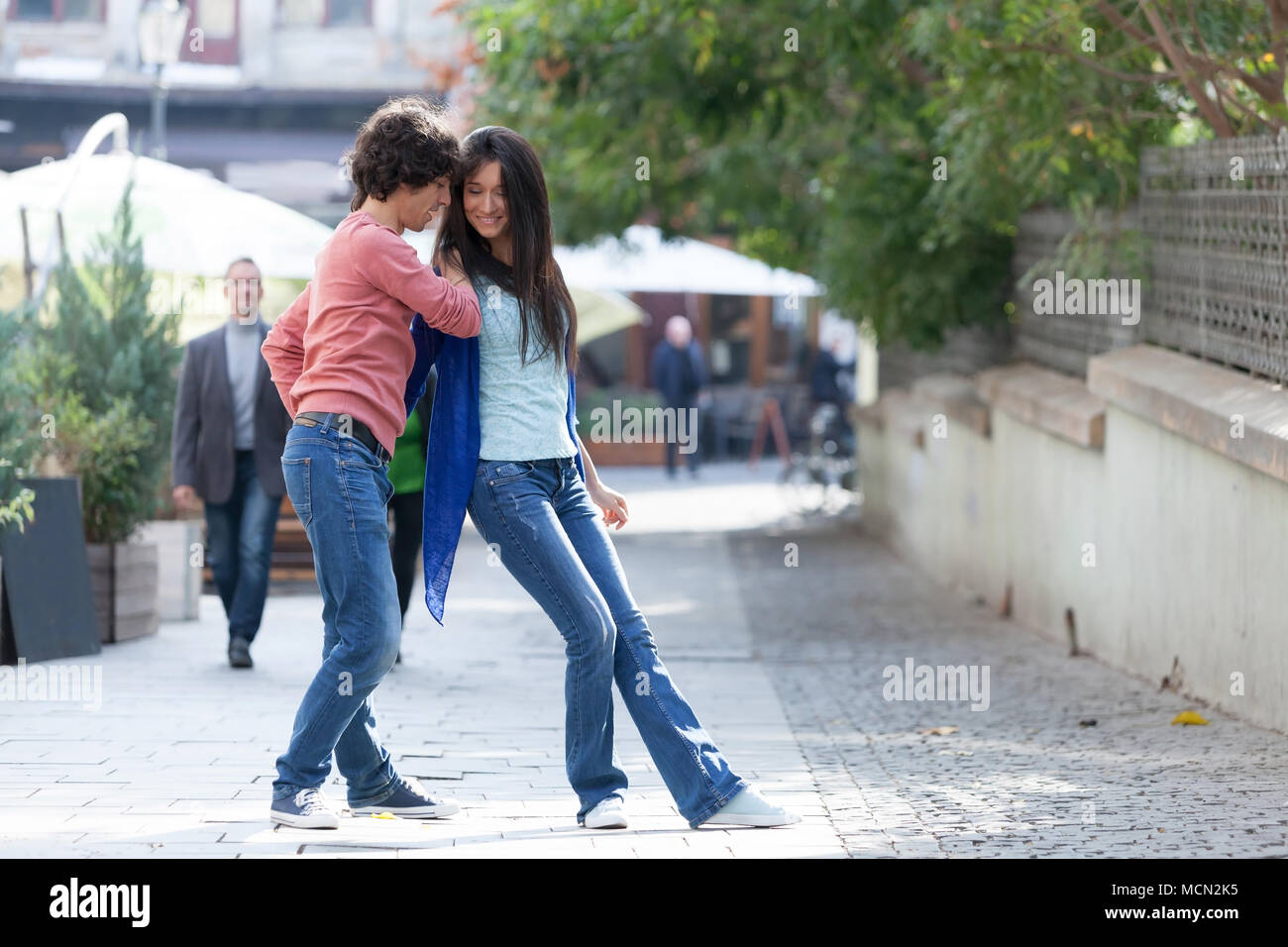 Bella coppia danzante West Coast Swing in strade spensierata e felice. Foto Stock