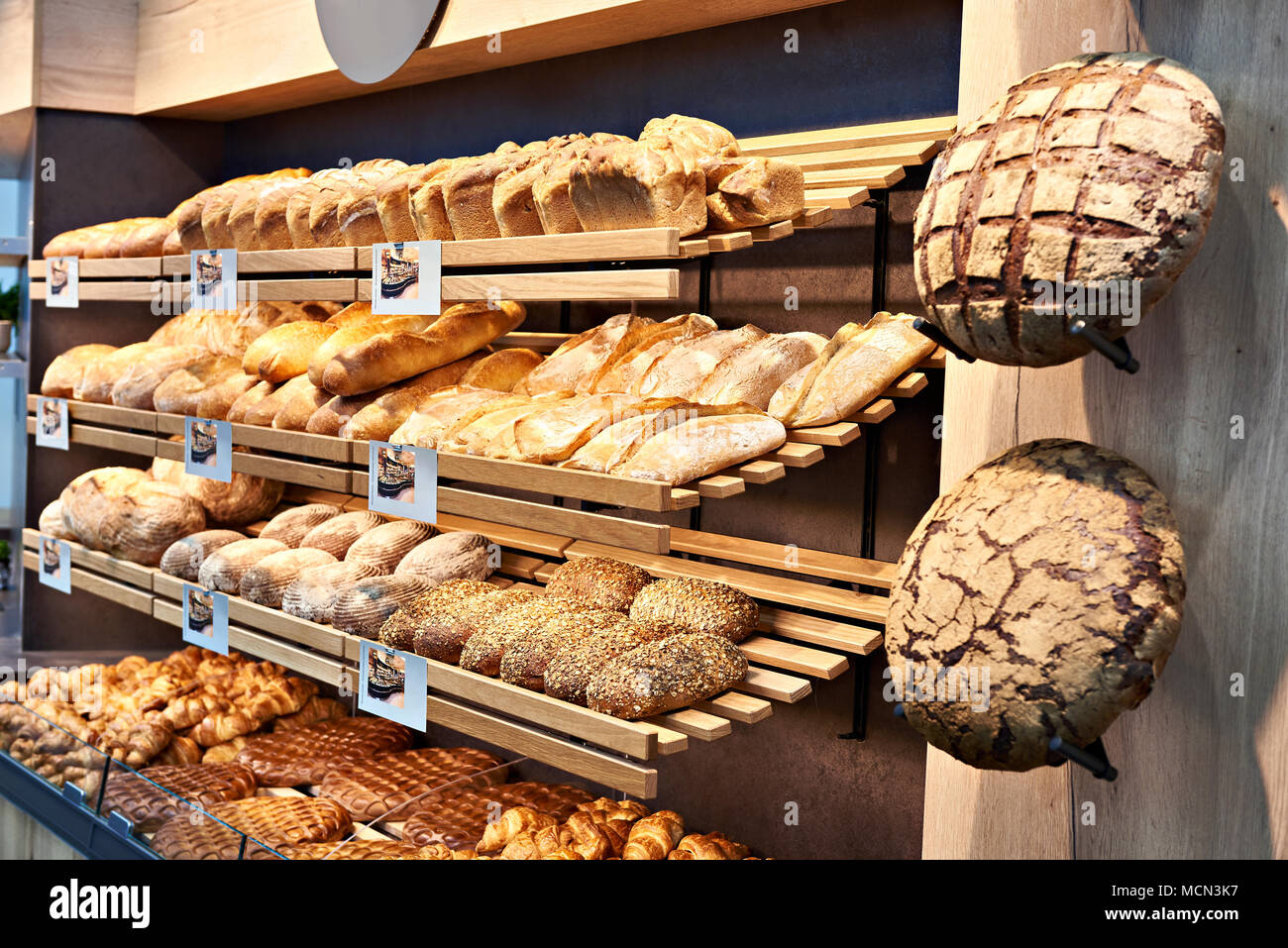 Pane fresco sugli scaffali in una panetteria Foto stock - Alamy