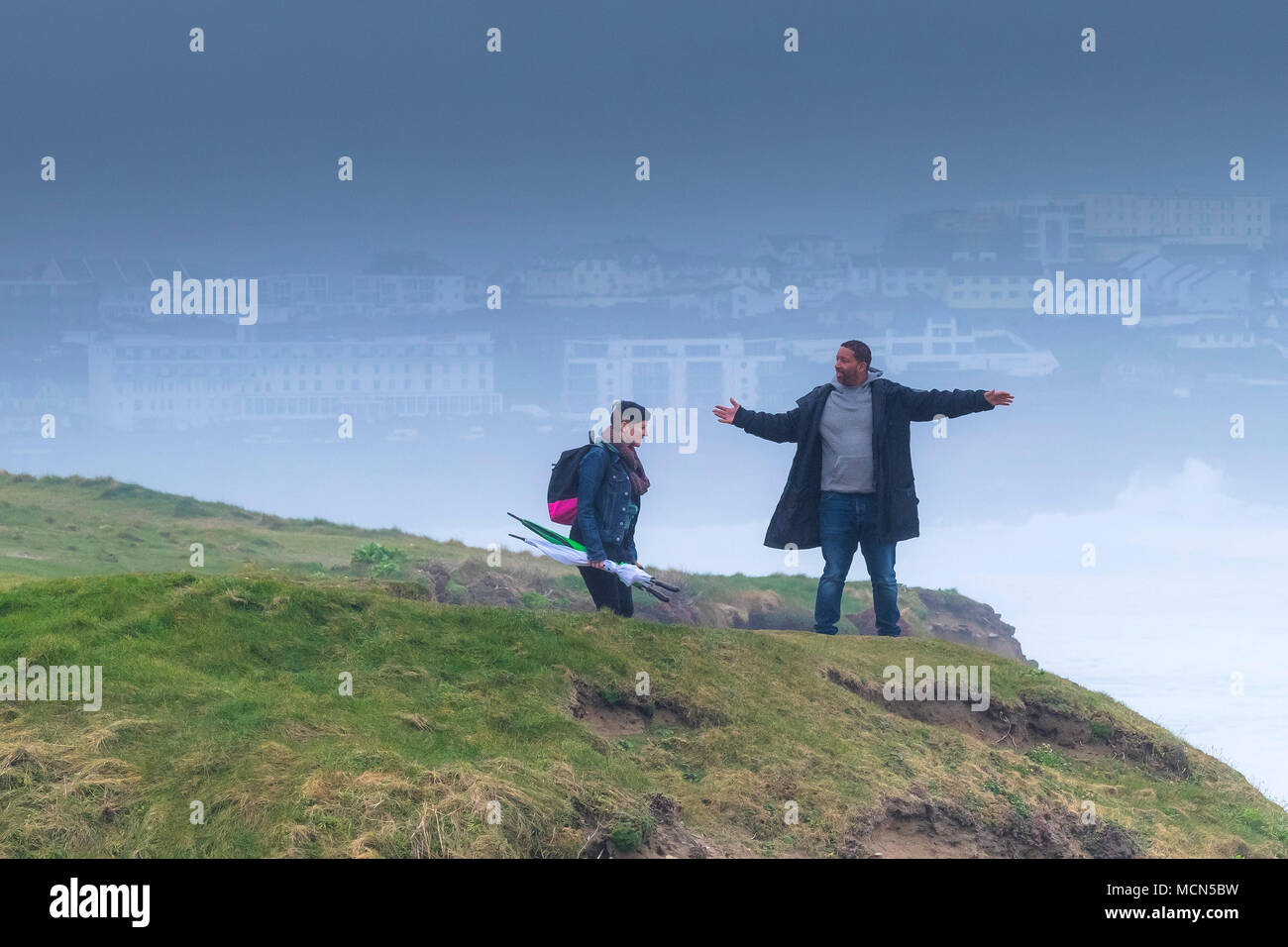 Regno Unito - previsioni del tempo - le persone che si godono il misty condizioni meteorologiche in Newquay Cornwall. Foto Stock