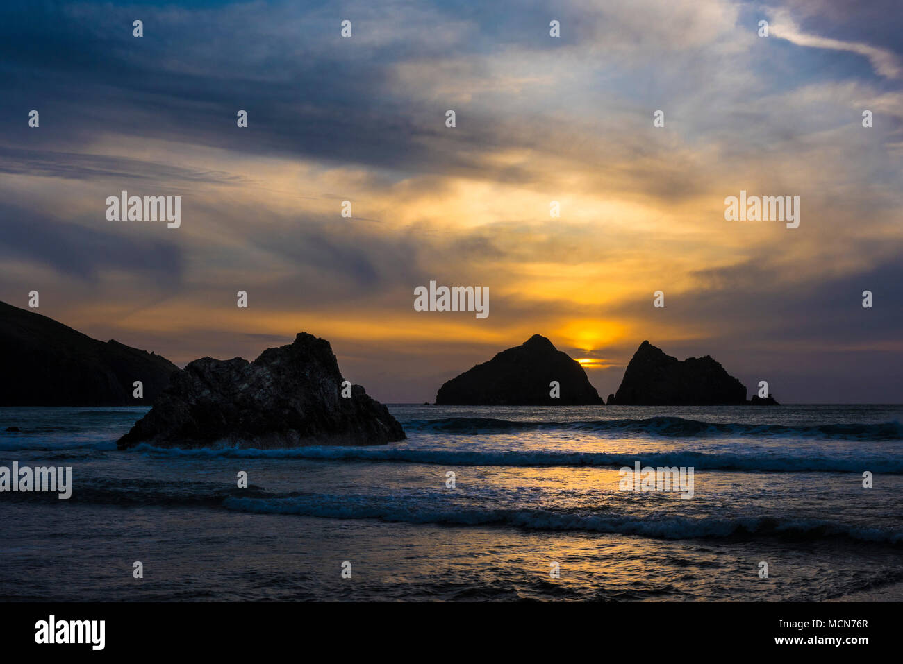 Un tramonto spettacolare su carradori rocce di Holywell Bay in Cornovaglia. Foto Stock