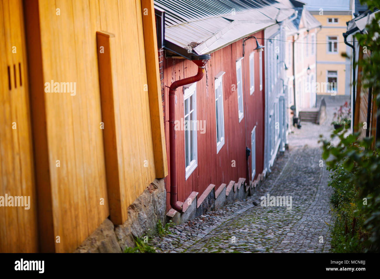 Vecchie case in legno in vicolo acciottolato,Porvoo, Finlandia, Europa Foto Stock