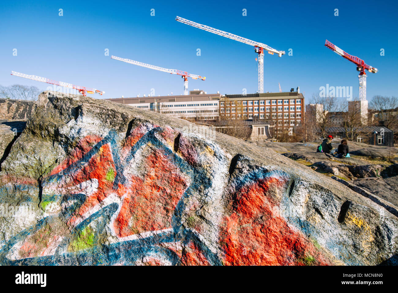 Rocce Graffitied,gru in skyline,Helsinki,Finlandia,Suomi,l'Europa Foto Stock