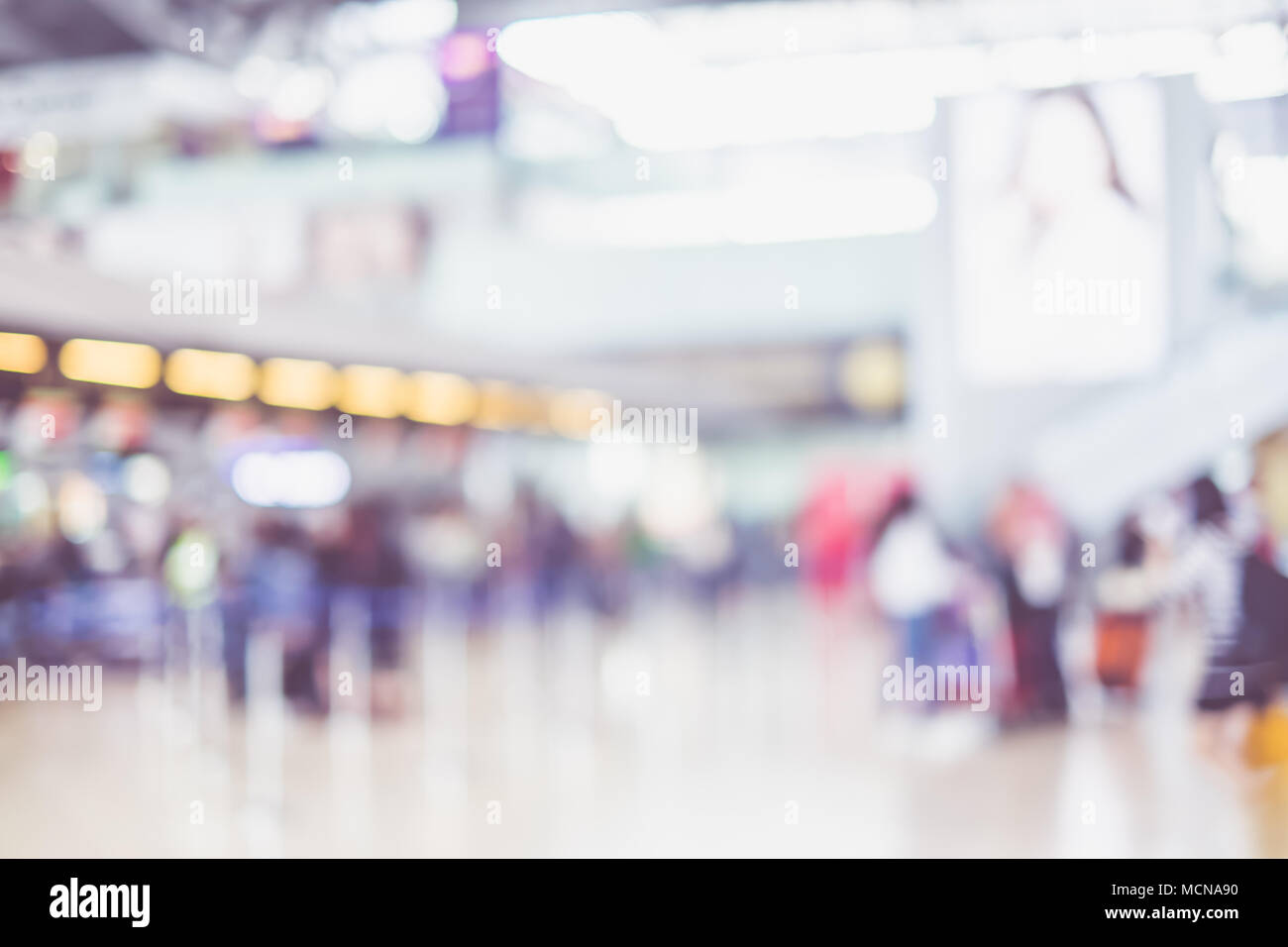 Sfondo sfocato,viaggiatore con bagaglio al Terminal Partenze Check-in in aeroporto con bokeh,luce il concetto di trasporto. Foto Stock