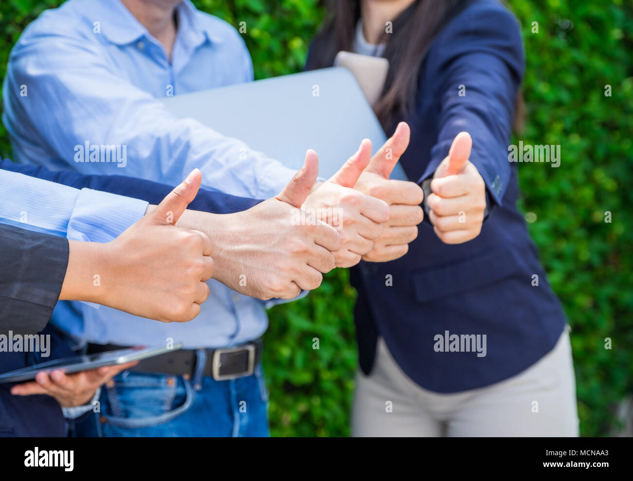 Chiudere fino al gruppo di imprenditore e la donna pollice in alto nella parte anteriore del office,successo concetto,drammatico il tono del filtro. Foto Stock