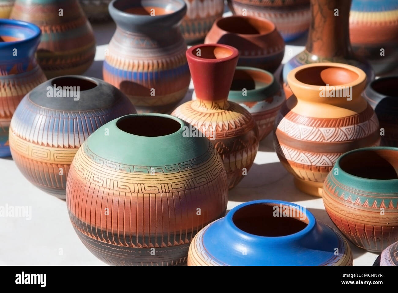 Ceramica Navajo in vendita al mercato di strada all'aperto a Santa Fe, New Mexico Foto Stock