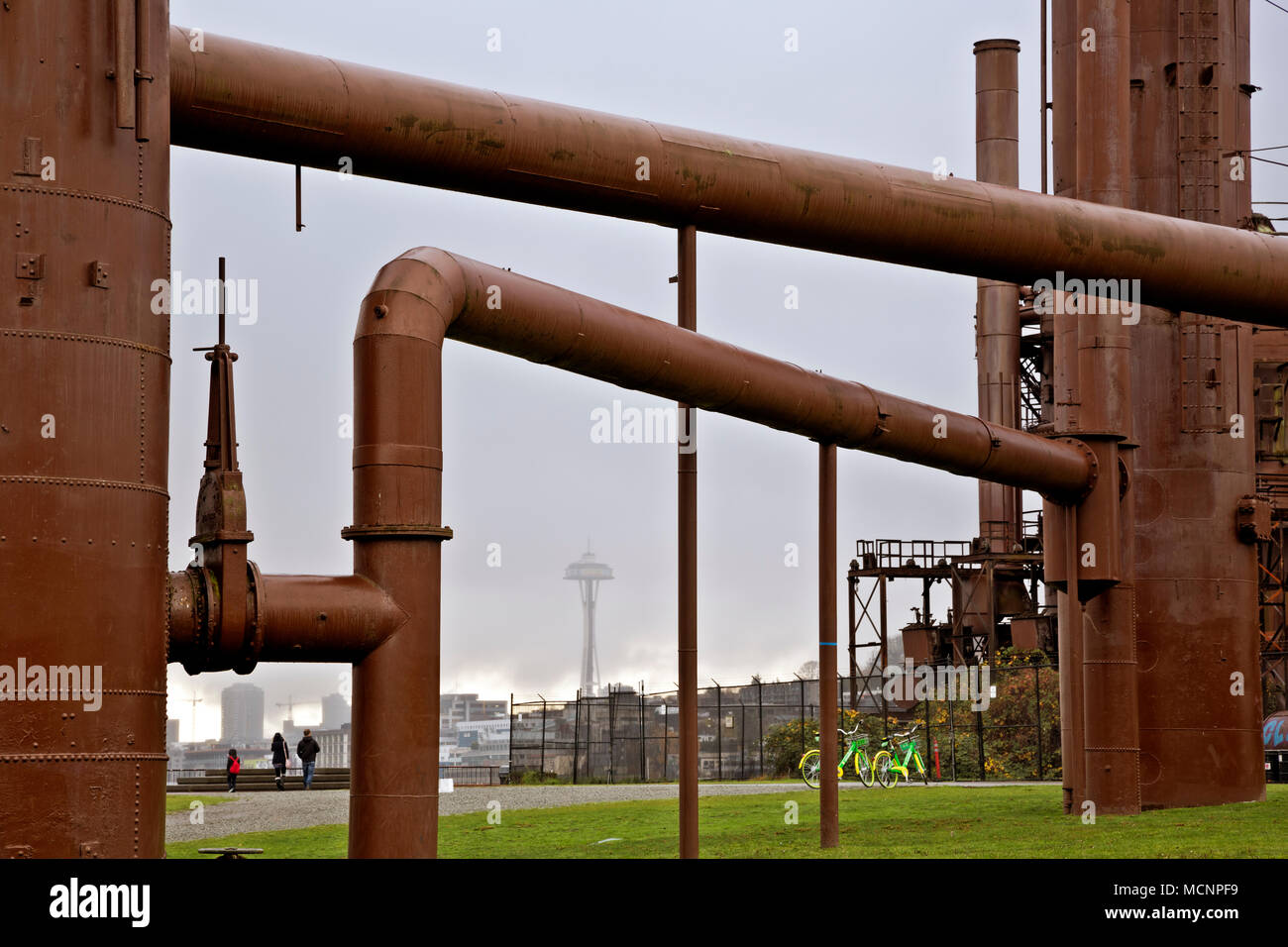 WA15260-00...WASHINGTON - giornata di pioggia al gas Works Park di Seattle, situato all'estremità nord del lago Union con lo Space Needle in lontananza. 2017 Foto Stock