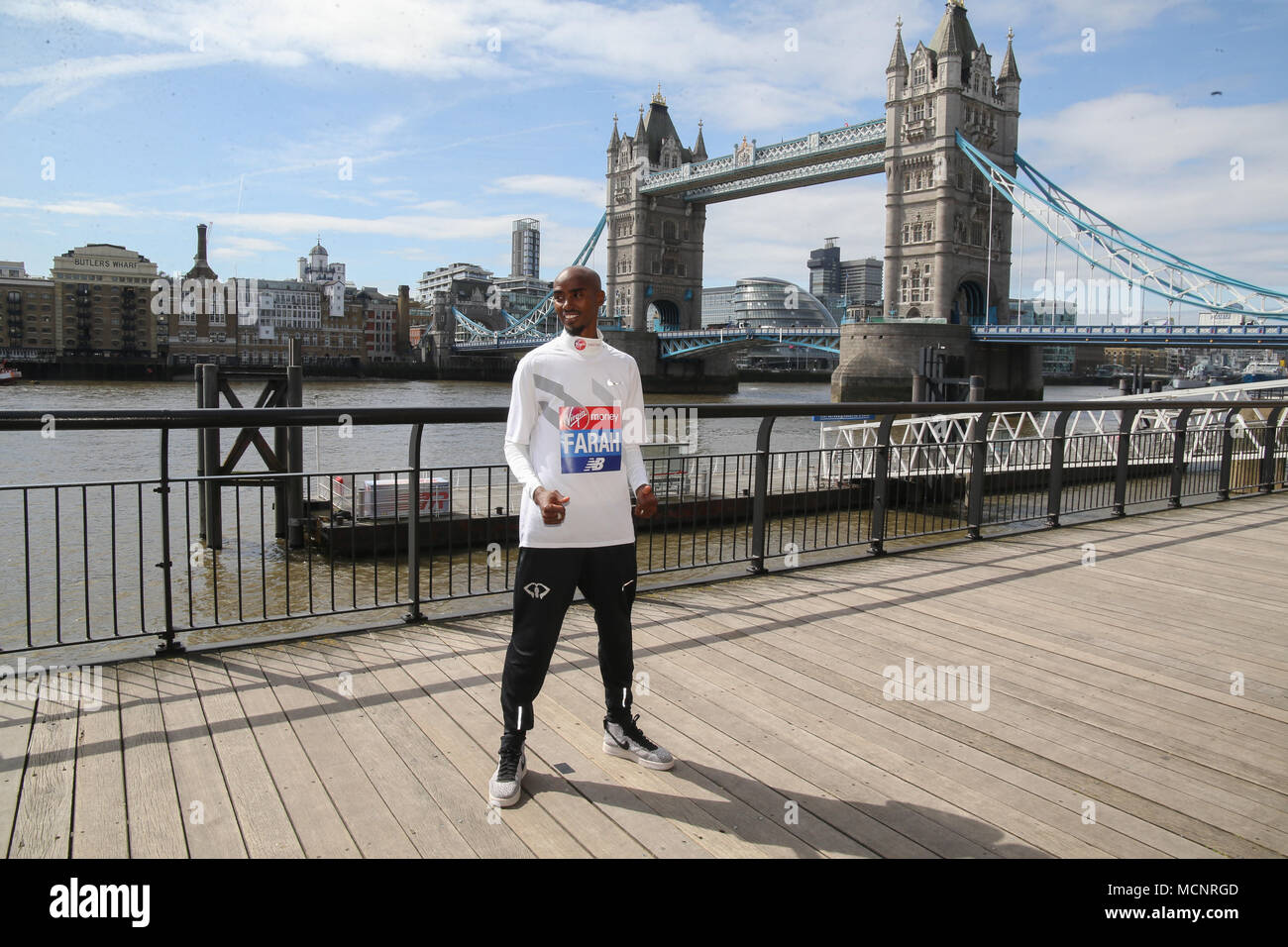 Londra REGNO UNITO 17 aprile 2018 Foto chiamata con Sir Mo Farah in anticipo della sua partecipazione in questo anno il denaro VIRGIN LONDON MARATHON ,seguita da una conferenza stampa presso la settimana della gara Media Center ,Il Tower Hotel@Paolo Quezada-Neiman/Alamy Live News Foto Stock