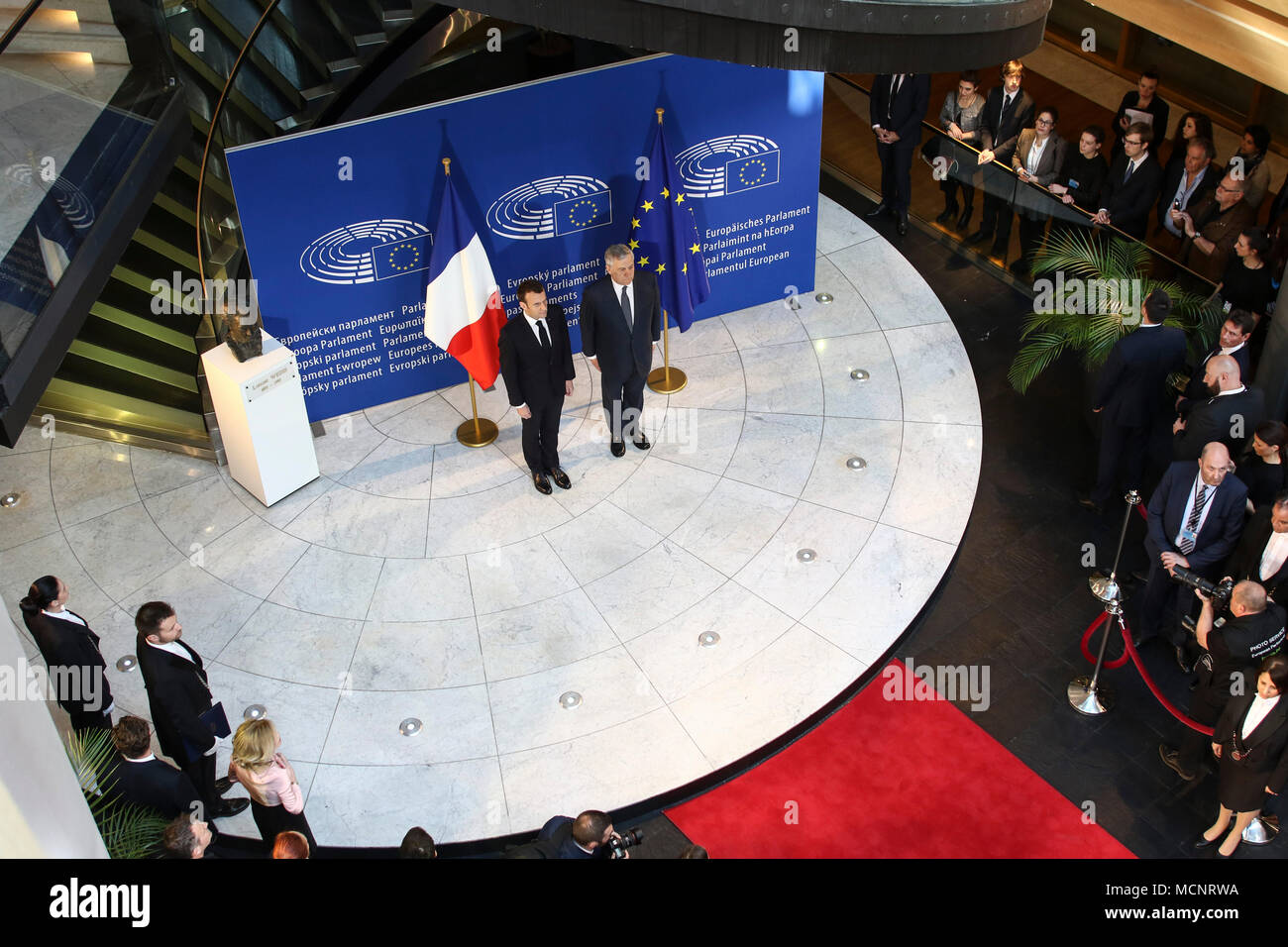 Il Presidente francese Emmanuel Macron sorge accanto al Presidente del Parlamento europeo Antonio Tajani al Parlamento europeo nella parte orientale della città francese di Strasburgo. Il Presidente francese Emmanuel Macron arrivato a Strasburgo per parlare al Parlamento europeo per consolidare il sostegno per il suo ambizioso obiettivo per il post Brexit riforme dell' Unione europea. Foto Stock