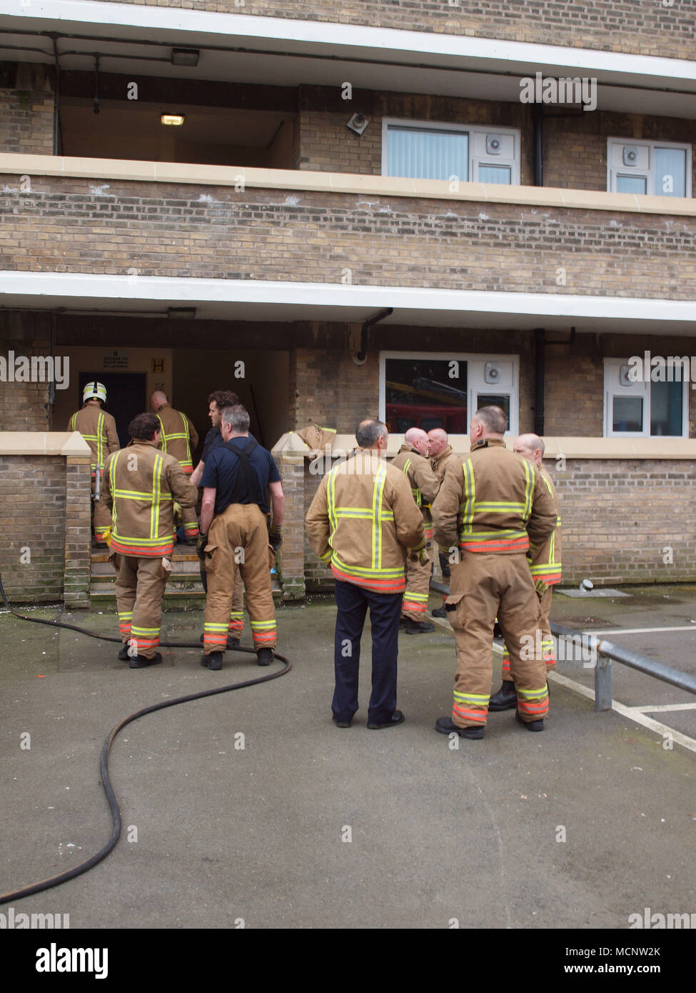 Newcastle Upon Tyne, martedì 17 aprile 2018, Uk News. Un appartamento al primo piano fuoco a Knott Memorial Appartamenti in Tynemouth sulle rive del fiume Tyne nel North Tyneside circa 11am questa mattina risultante in un 34 anno vecchio stato salvato dalla piatta da parte dei servizi di emergenza e portato in ospedale in una condizione critica con gravi ustioni al suo corpo. Foto Stock