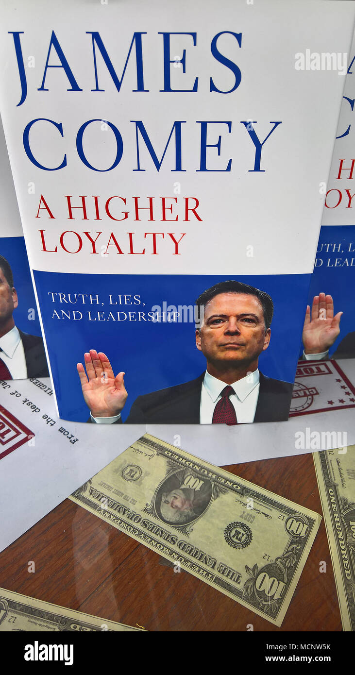 Londra, Regno Unito. Il 17 aprile 2018. Ex direttore dell'FBI James Comey, licenziato da Donald Trump, è autore di un nuovo libro, una maggiore fedeltà alla verità e menzogne e Leadership Credit: ricca di oro/Alamy Live News Credito: ricca di oro/Alamy Live News Foto Stock