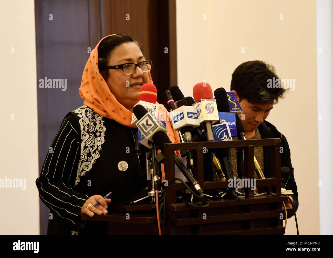 A Kabul, Afghanistan. Xvii Apr, 2018. Segretario generale di Afghan Red Crescent Society Nilab Mobarez (L) parla durante una conferenza stampa tenutasi a Kabul, Afghanistan, 17 aprile 2018. La Cina fornirà gratuitamente le cure mediche per 25 bambini afgani con cardiopatie congenite, una croce rossa cinese aiuti stranieri team medico ha annunciato qui martedì. Credit: Iam egli/Xinhua/Alamy Live News Foto Stock