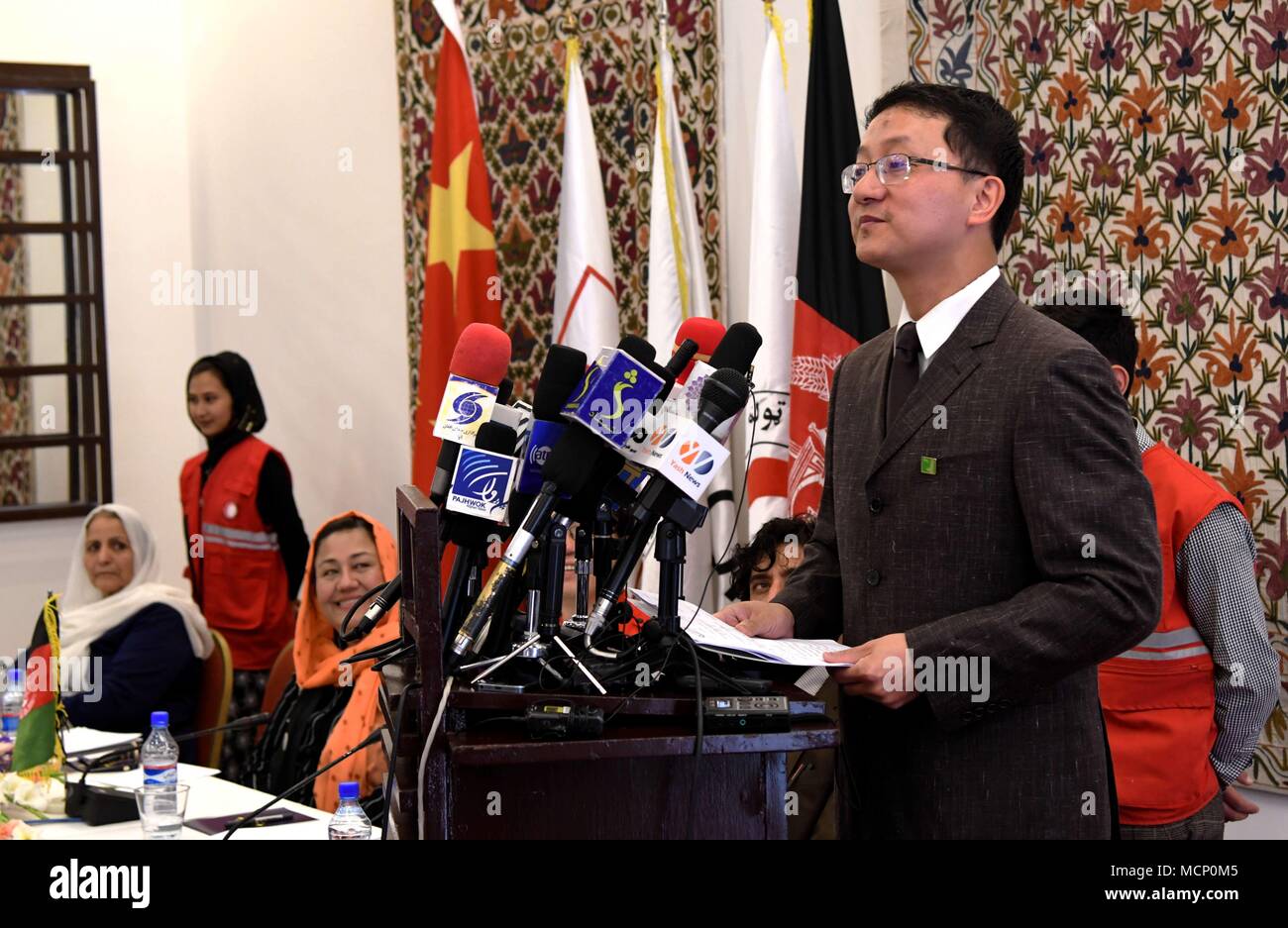 A Kabul, Afghanistan. Xvii Apr, 2018. Ambasciatore cinese in Afghanistan Liu Jingsong (R, anteriore) parla durante una conferenza stampa tenutasi a Kabul, Afghanistan, 17 aprile 2018. La Cina fornirà gratuitamente le cure mediche per 25 bambini afgani con cardiopatie congenite, una croce rossa cinese aiuti stranieri team medico ha annunciato qui martedì. Credit: Iam egli/Xinhua/Alamy Live News Foto Stock