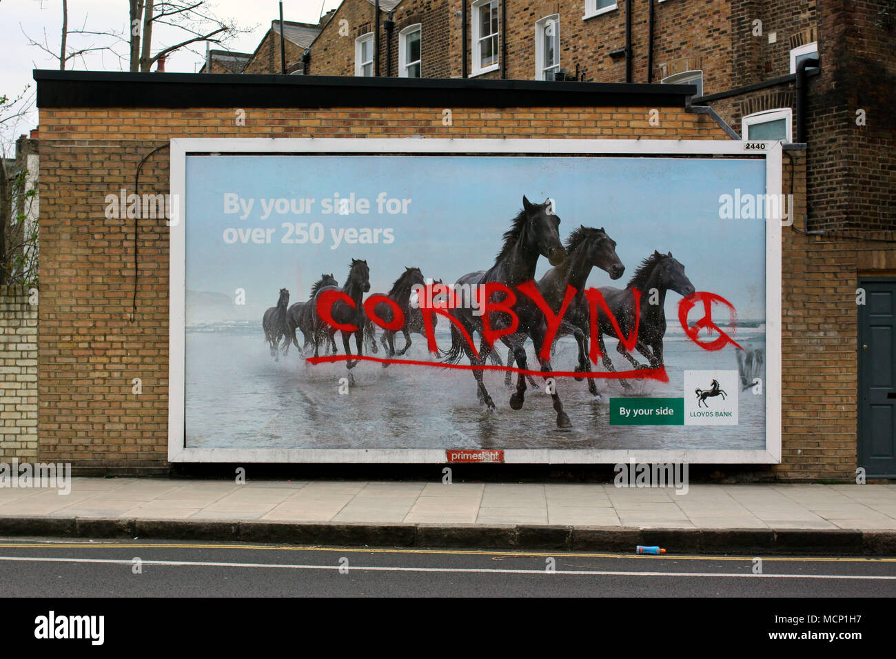 Londra, UK, 17 aprile 2018, un poster a Islington, Londra nord per Lloyds Bank intonacato con graffiti a sostegno degli enti locali MP Jeremy Corbyn, Ersoy Emin Credito: ersoy emin/Alamy Live News Foto Stock