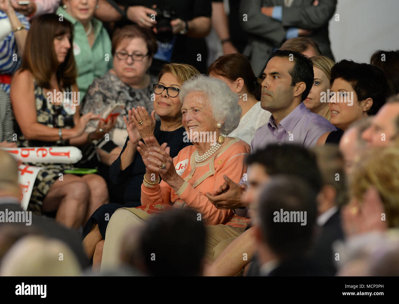 FILE: 17 Apr, 2018. Ex first lady Barbara Bush 1925 - 2018. Foto: Miami, Stati Uniti d'America. 15 GIU, 2015. Ex Governatore della Florida Jeb Bush sul palco per annunciare la sua candidatura per il repubblicano 2016 nomina presidenziale a Miami Dade College - Kendall Campus Theodore Gibson Centro Salute (palestra) Giugno 15, 2015 a Miami in Florida. Persone: Barbara Bush, George P. Credito: tempeste Media Group/Alamy Live News Foto Stock