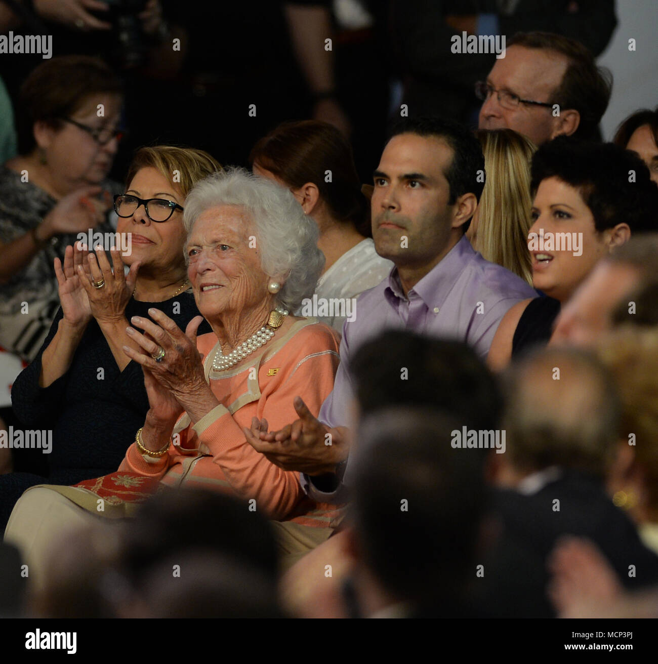 FILE: 17 Apr, 2018. Ex first lady Barbara Bush 1925 - 2018. Foto: Miami, Stati Uniti d'America. 15 GIU, 2015. Ex Governatore della Florida Jeb Bush sul palco per annunciare la sua candidatura per il repubblicano 2016 nomina presidenziale a Miami Dade College - Kendall Campus Theodore Gibson Centro Salute (palestra) Giugno 15, 2015 a Miami in Florida. Persone: Barbara Bush, George P. Credito: tempeste Media Group/Alamy Live News Foto Stock