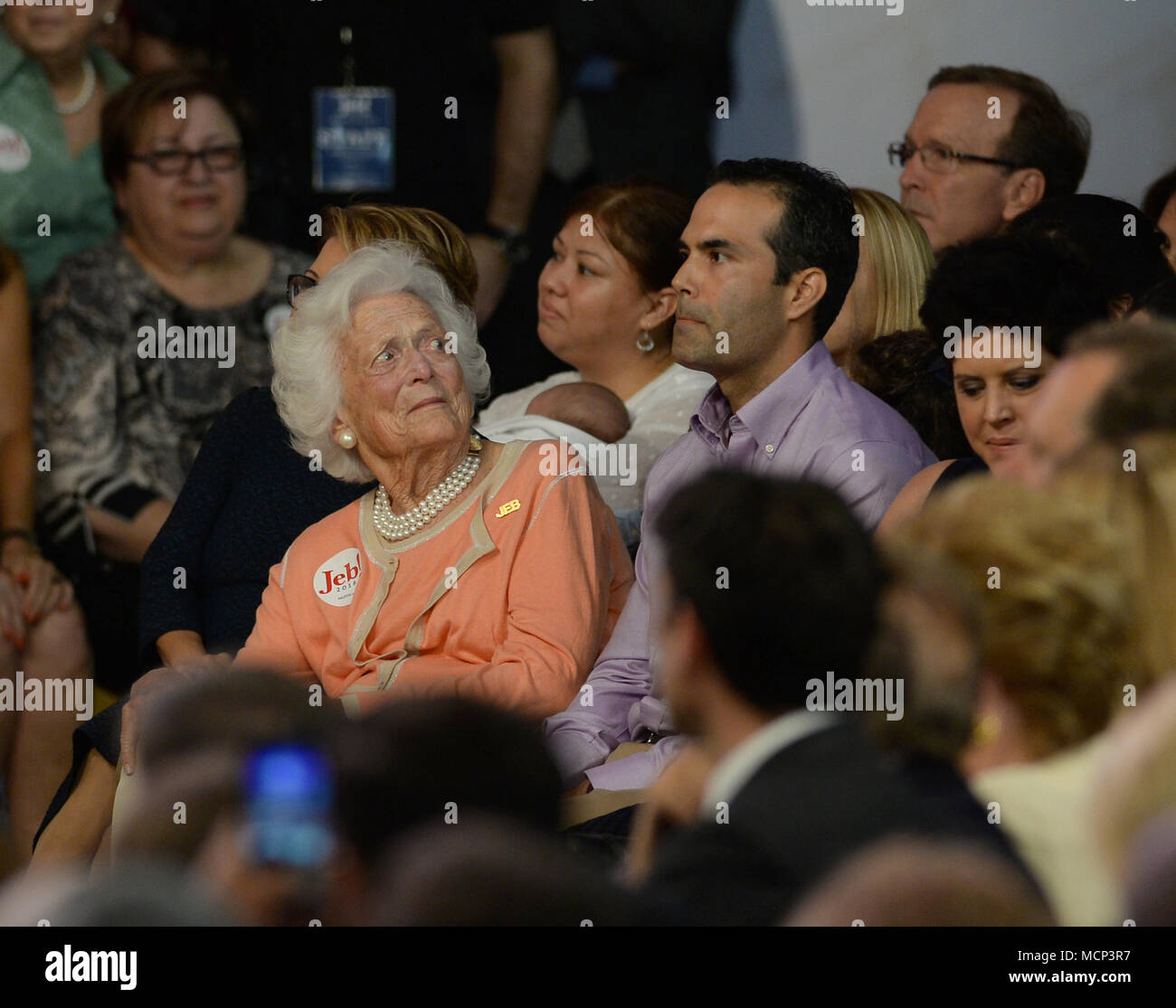 FILE: 17 Apr, 2018. Ex first lady Barbara Bush 1925 - 2018. Foto: Miami, Stati Uniti d'America. 15 GIU, 2015. Ex Governatore della Florida Jeb Bush sul palco per annunciare la sua candidatura per il repubblicano 2016 nomina presidenziale a Miami Dade College - Kendall Campus Theodore Gibson Centro Salute (palestra) Giugno 15, 2015 a Miami in Florida. Persone: Barbara Bush, George P. Credito: tempeste Media Group/Alamy Live News Foto Stock