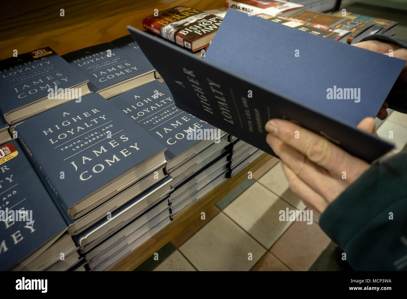 Copie di ex direttore dell'FBI James Comey il libro "una maggiore fedeltà: verità e menzogne e Leadership' circa il presidente Donald Trump in un Barnes & Noble Bookstore di New York il giorno del suo rilascio, Martedì, 17 aprile 2018. L'editore Macmillan ha stampato 850.000 copie del libro in previsione della domanda prevista. La prima esecuzione del briscola di ultimo libro di Michael Wolff, il fuoco e la furia', pubblicato anche da Macmillan, era inizialmente solo 150.000 copie. (Â© Richard B. Levine) Foto Stock