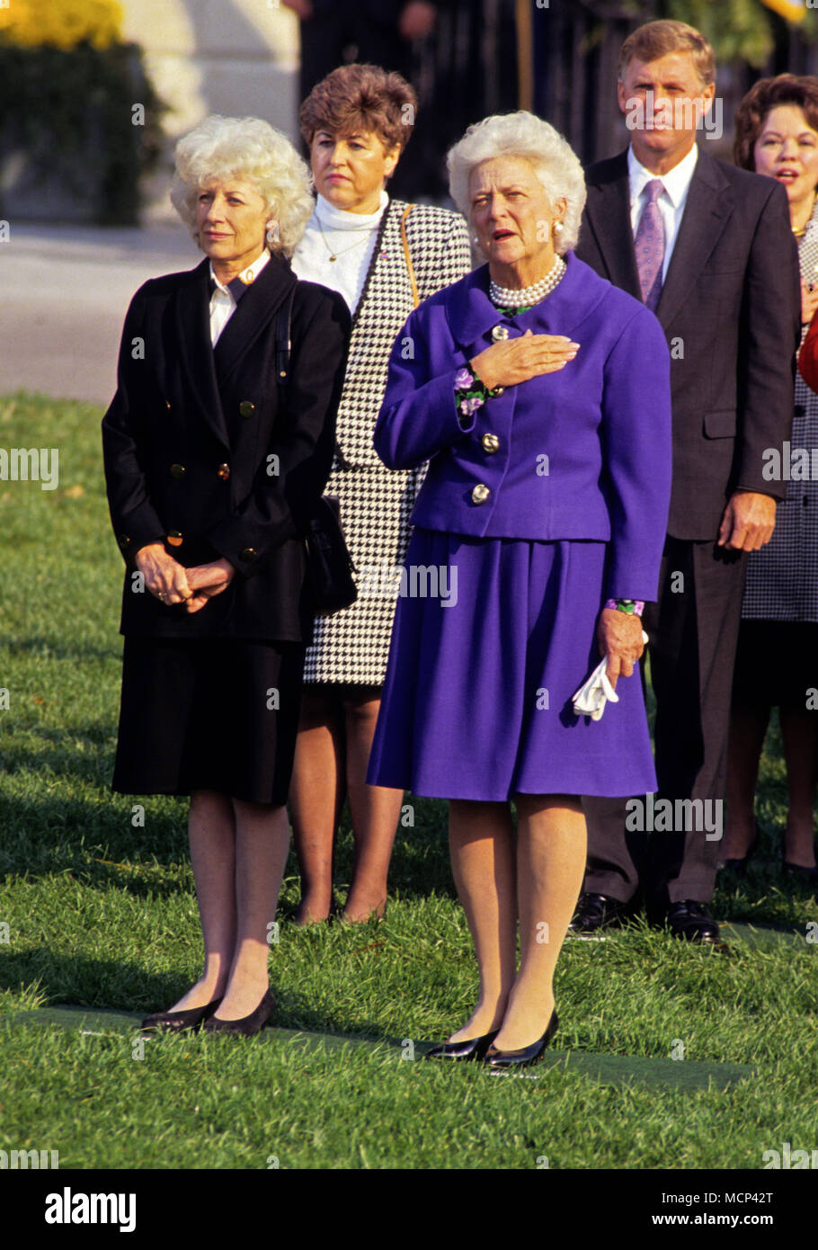 ***FILE PH00*** Barbara Bush ha passato lontano (1925-2018) la First Lady Barbara Bush, destra e Olga Šplíchalová, moglie del Presidente Vaclav Havel di Cecoslovacchia, sinistra, frequentare un membro cerimonia di arrivo sul prato Sud della Casa Bianca per il 22 ottobre 1991. Il Presidente Havel è in visita a Washington per una visita di Stato. Credito: Ron Sachs/CNP /MediaPunch Foto Stock