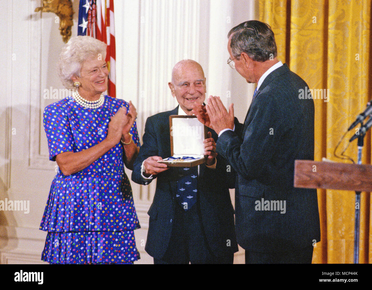 ***FILE PH00*** Barbara Bush ha passato lontano (1925-2018) United States Air Force generale Jimmy Doolittle è raffigurato durante la cerimonia in cui egli ha ricevuto la medaglia presidenziale della libertà, il più alto premio civile degli Stati Uniti, dal presidente statunitense George H.W. Bush e la first lady Barbara Bush nella Sala Est della Casa Bianca a Washington DC il 6 luglio 1989. Doolittle era noto per il suo sviluppo di strumenti di volo e per condurre un 1942 air raid su Tokyo, Giappone, per il quale ha ricevuto la medaglia d'onore. Credito: Ron Sachs/CNP /MediaPunch Foto Stock