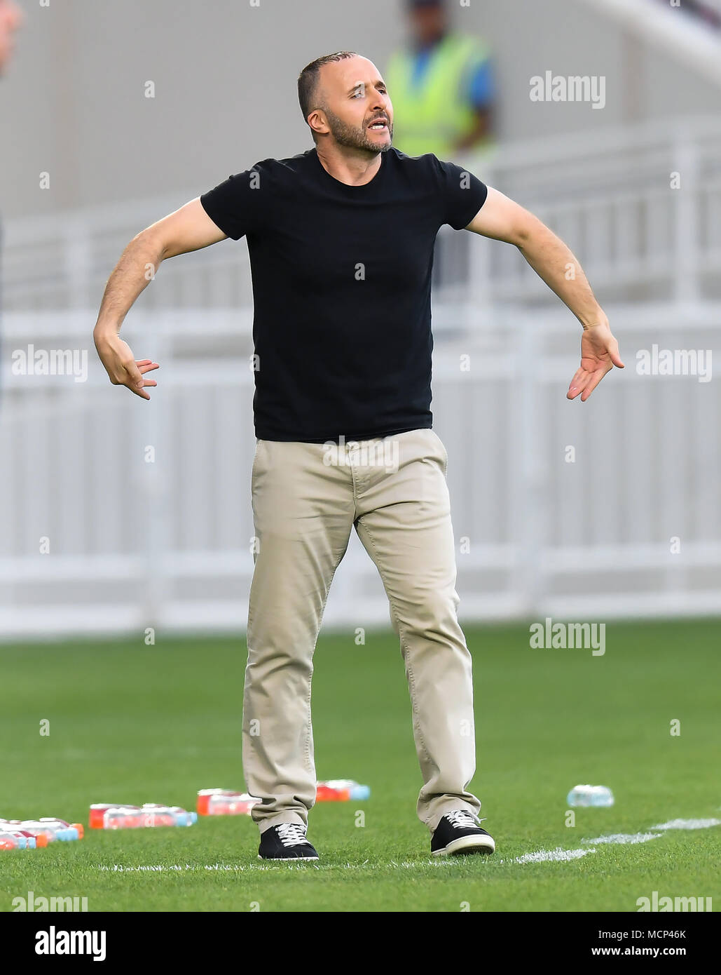 Doha in Qatar. Xvii Apr, 2018. Al Duhail SC head coach Djamel Belmadi reagisce durante l'AFC Champions League Gruppo B partita di calcio tra Qatar AL Duhail SC e negli EMIRATI ARABI UNITI Al Wahda FSCC presso Abdullah bin Khalifa Stadium di Doha, Qatar, 17 aprile 2018. Al Duhail ha vinto 1-0. Credito: Nikku/Xinhua/Alamy Live News Foto Stock