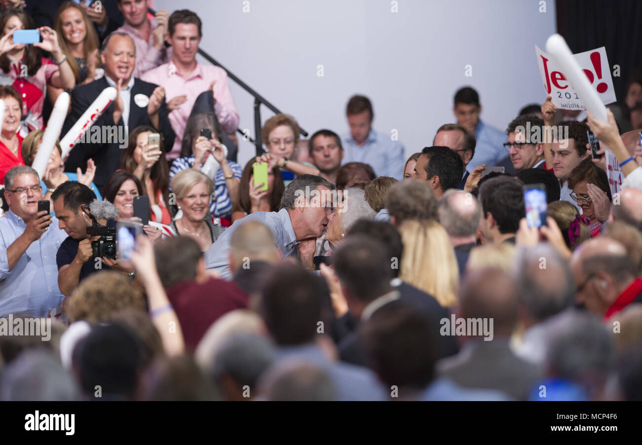 MIAMI, FL - 15 giugno: Jeb Bush appare come hes circa per bloccare le labbra con mamma Barbara Bush. Ex Governatore della Florida Jeb Bush sul palco per annunciare la sua candidatura per il repubblicano 2016 nomina presidenziale a Miami Dade College - Kendall Campus Theodore Gibson Centro Salute (palestra) Giugno 15, 2015 a Miami in Florida. John Ellis "Jeb Bush" tenterà di seguire il suo fratello e padre nella nazione più alto ufficio quando egli annuncia ufficialmente oggi che verranno eseguite per il presidente degli Stati Uniti. Persone: Jeb Bush, Barbara Bush Credito: hoo-me.com/MediaPunch/MediaPunch Foto Stock