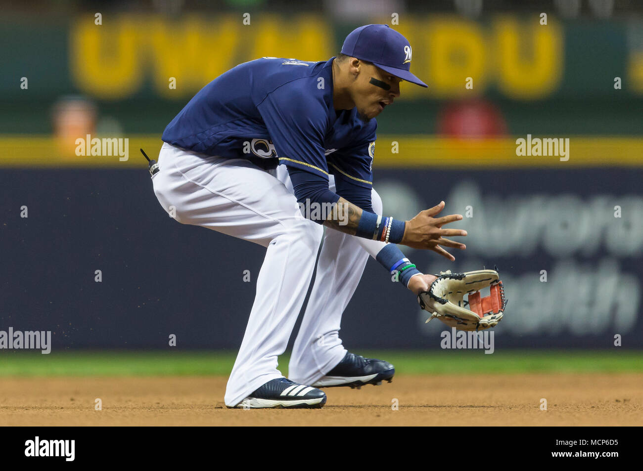 Milwaukee, WI, Stati Uniti d'America. Xvi Apr, 2018. Milwaukee Brewers interbase Orlando Arcia #3 in azione durante il Major League Baseball gioco tra il Milwaukee Brewers e i Cincinnati Reds a Miller Park di Milwaukee, WI. John Fisher/CSM/Alamy Live News Foto Stock