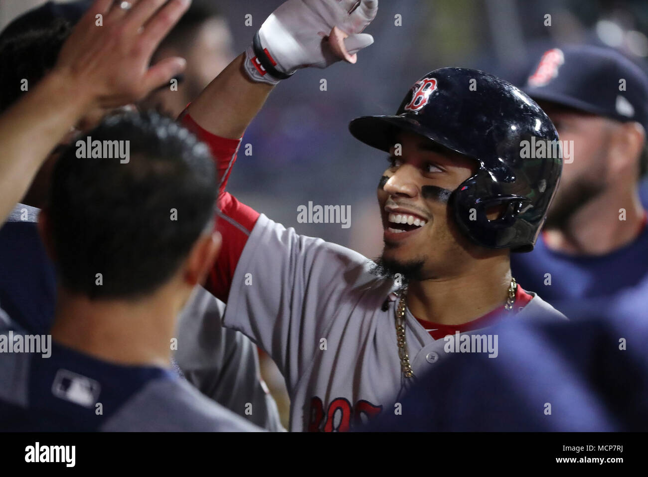 Aprile 17, 2018: Boston Red Sox diritto fielder Mookie Betts (50) ottenere alta cinque in panchina dopo aver colpito il suo secondo Omero del gioco nel gioco tra Boston Red Sox e Los Angeles gli angeli di Anaheim, Angel Stadium di Anaheim, CA, fotografo: Pietro Joneleit Foto Stock