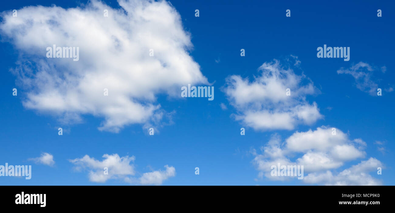 Cloudscape, bella nuvole bianche battenti contro il cielo blu. La luce del cielo blu con nuvole. Foto Stock