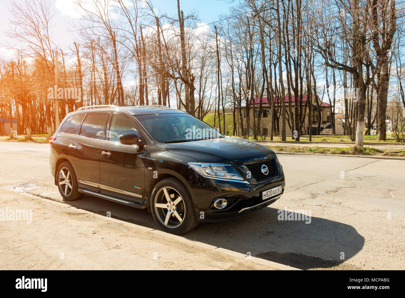 Smolensk, Russia - 24 Aprile 2017: Nuova Nissan Pathfinder parcheggiato nella suburbia street di Smolensk City. Foto Stock