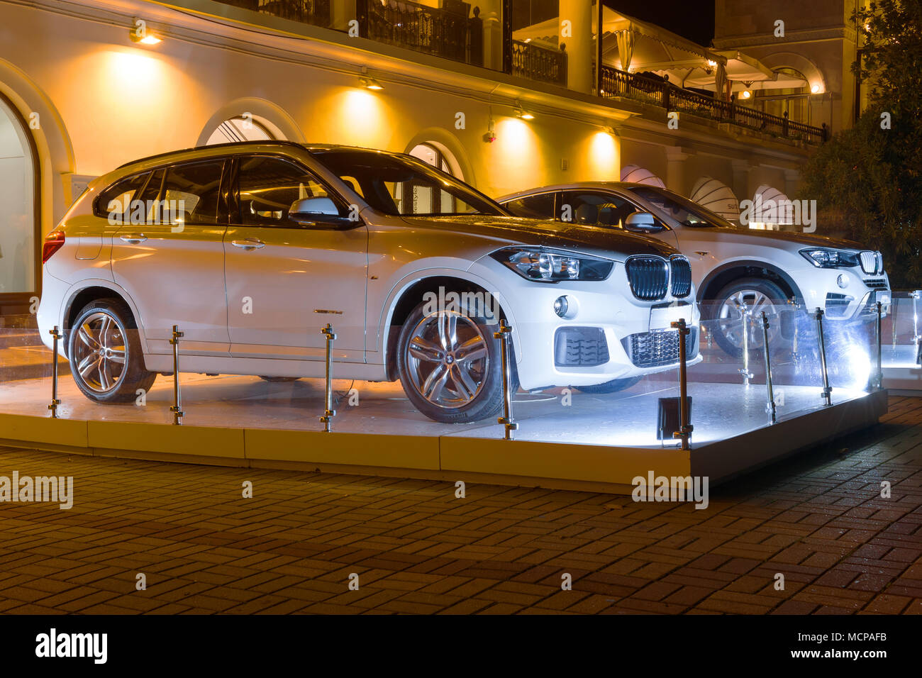 Sochi, Russia - 12 Ottobre 2016: NUOVO LUSSO BMW X4 e x6 di notte, il nuovo modello del marchio BMW vicino ai concessionari showroom. Foto Stock