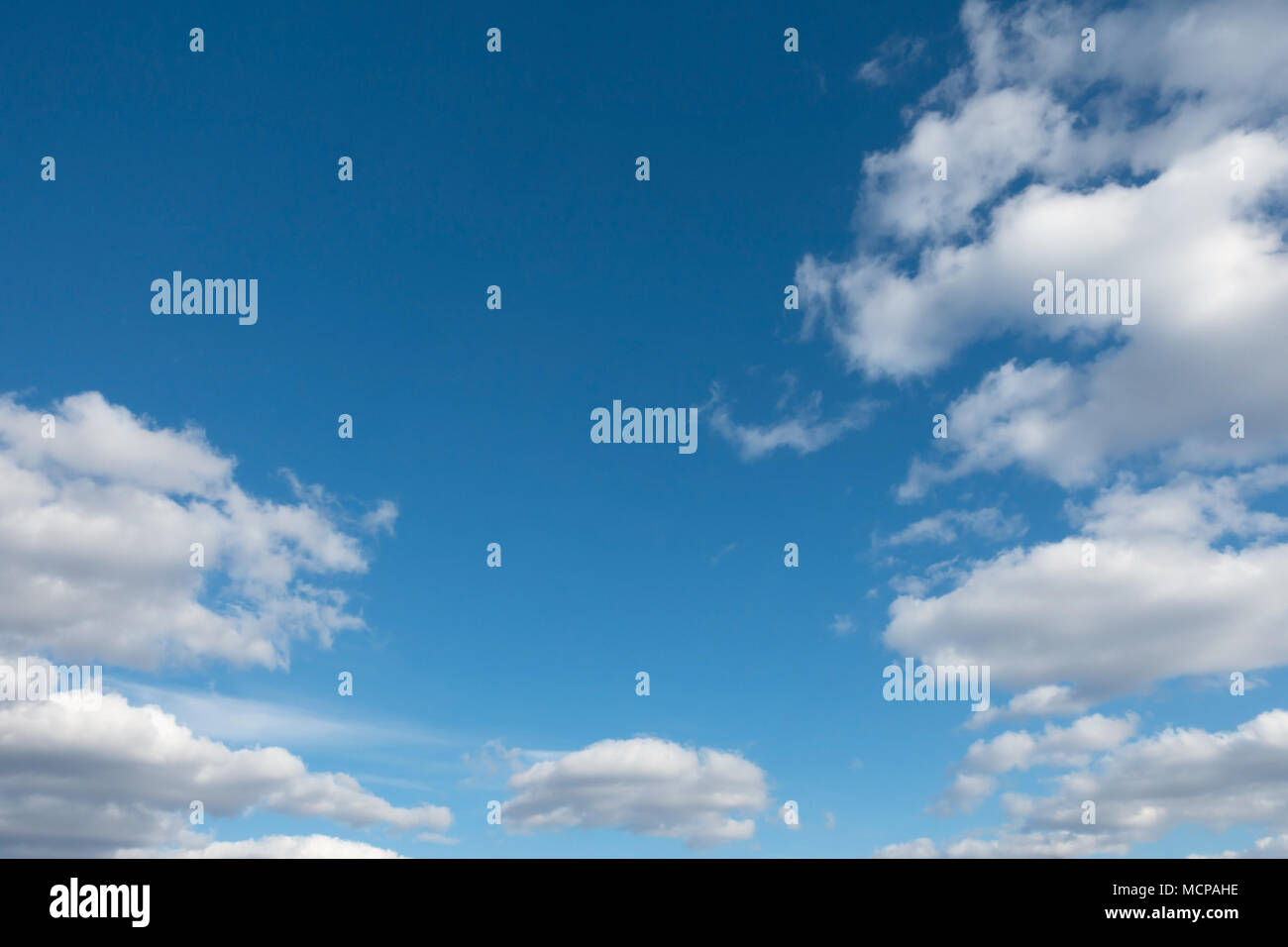 La luce del cielo blu con nuvole. Panorama nuvole bianche battenti contro il cielo blu. Foto Stock