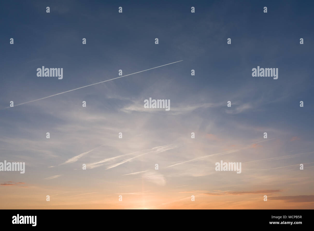 Drammatica del cielo della sera. Cielo e nubi a bella serata. Foto Stock