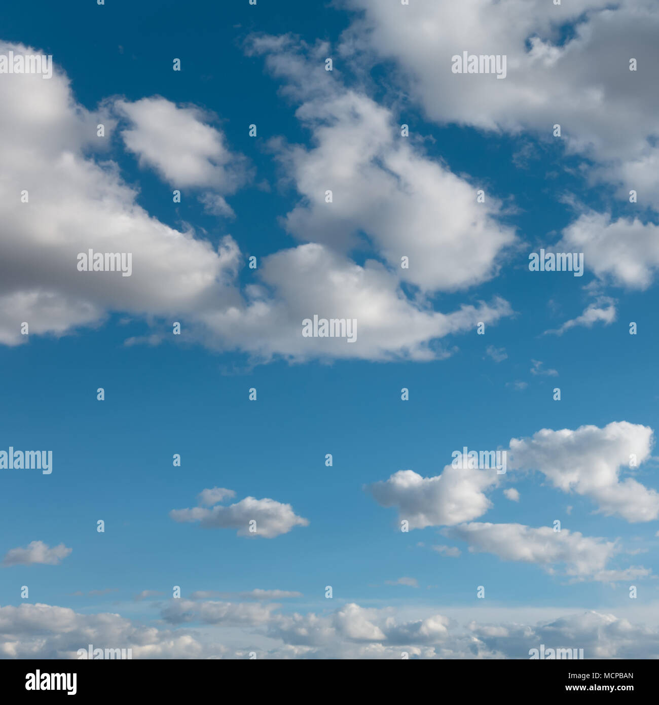 Bella luce blu del cielo e delle nubi. Nuvole di volo sopra l'orizzonte, cloudscape. Foto Stock