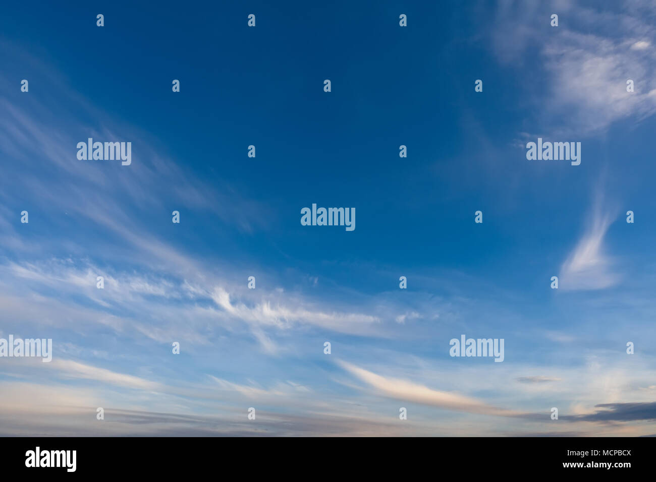 Bellissimo cielo sopra l'orizzonte, maestoso sunrise. Cielo e nubi in un bel mattino. Foto Stock