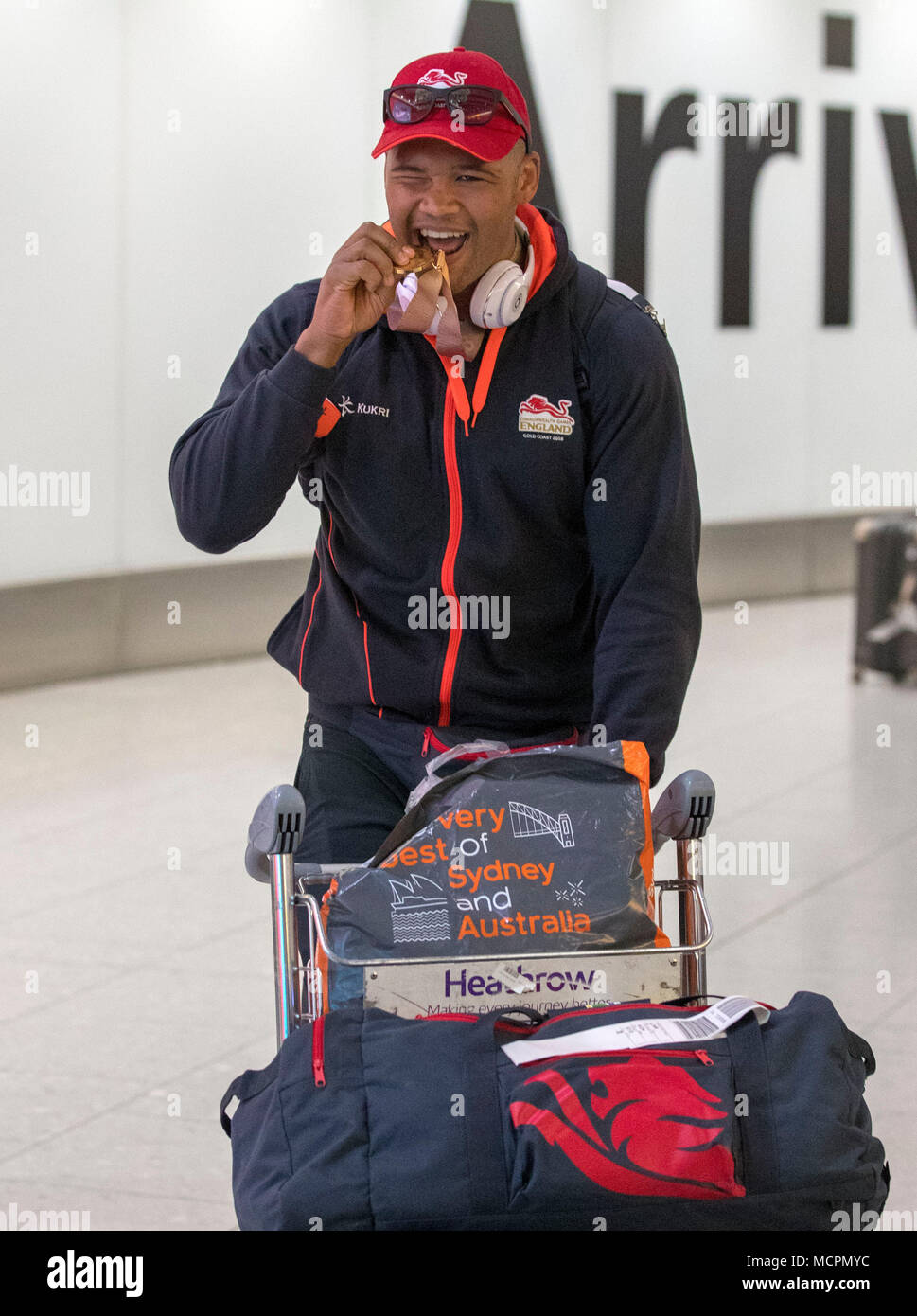 Inghilterra boxer Frazer Clarke con la sua medaglia d'oro durante un Homecoming all'aeroporto di Heathrow di Londra. Foto Stock