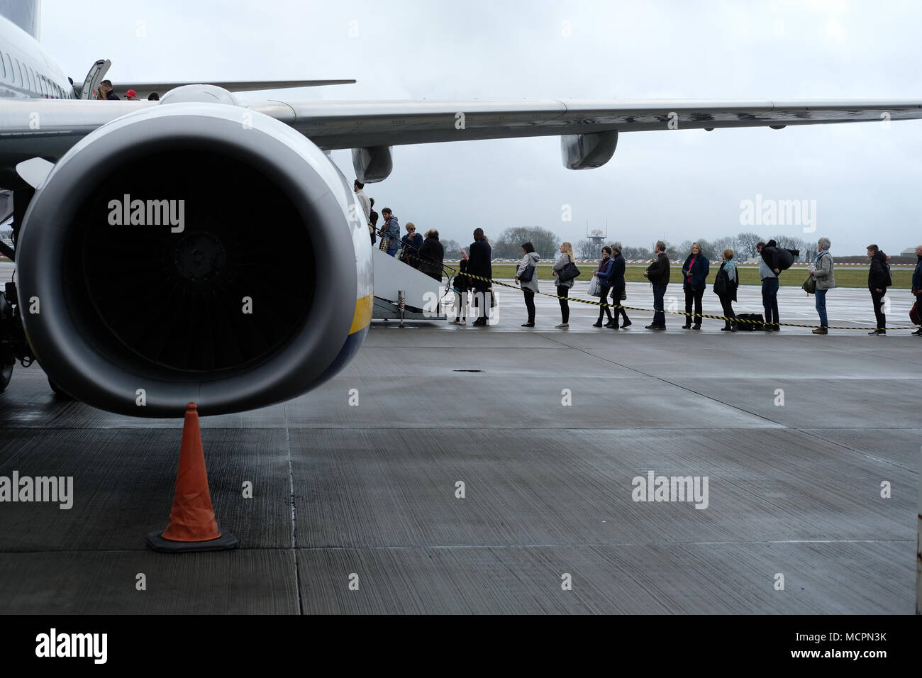 I passeggeri di salire a bordo di un aereo Ryanair presso l'aeroporto di Bristol. Foto Stock