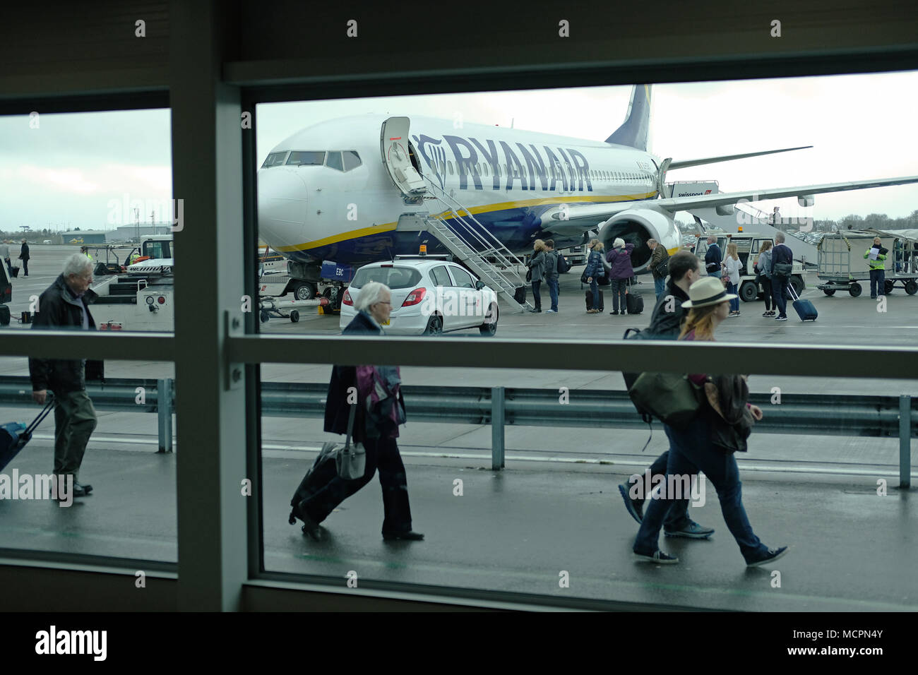 I passeggeri di salire a bordo di un aereo Ryanair presso l'aeroporto di Bristol. Foto Stock