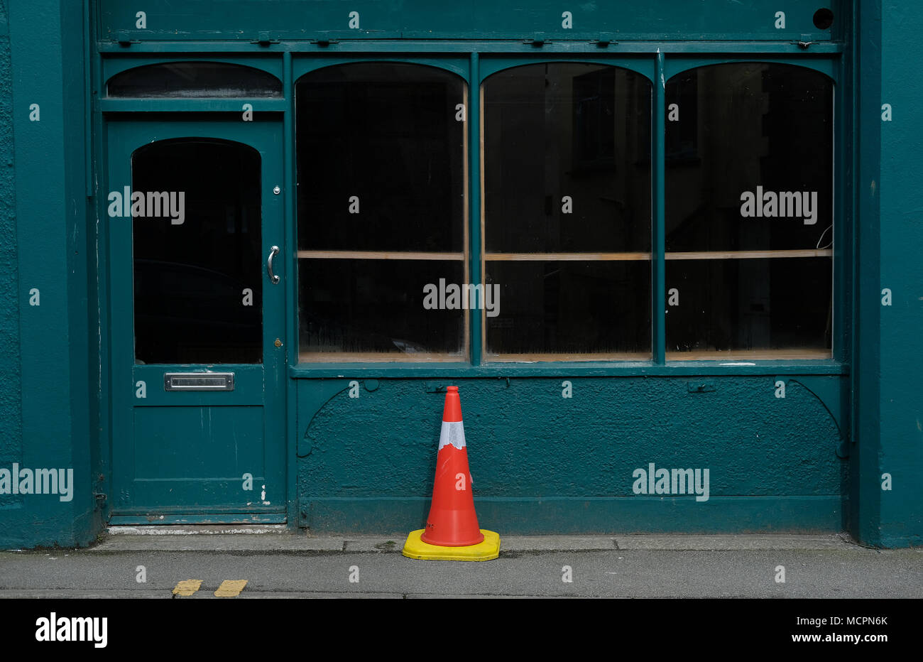 Un negozio di vuoto con dark windows in Falmouth, Cornwall. Foto Stock