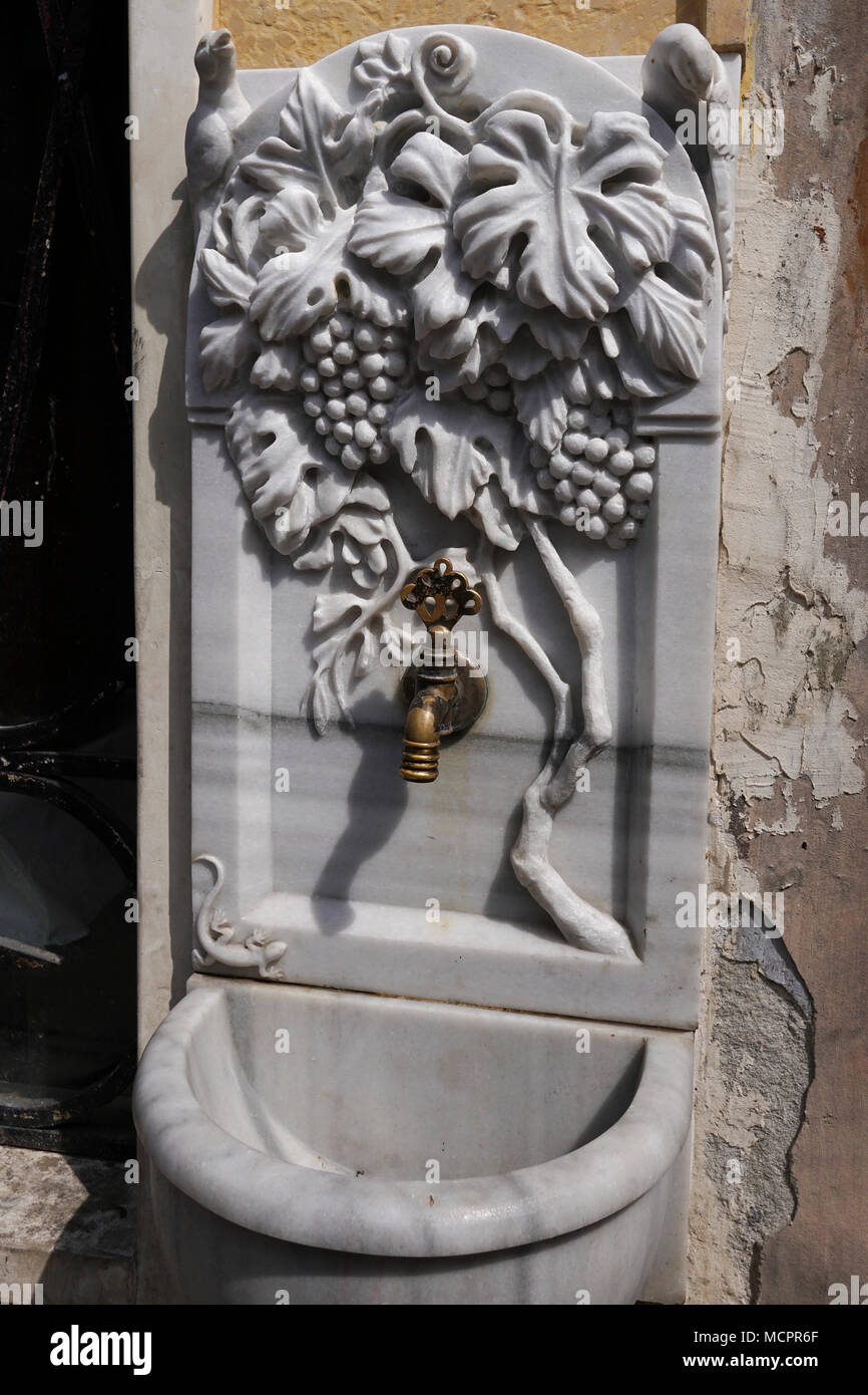 Fontana in marmo con begli intagli Foto Stock