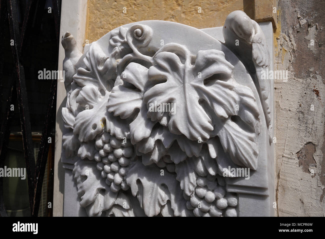 I dettagli di intaglio di una fontana in marmo Foto Stock